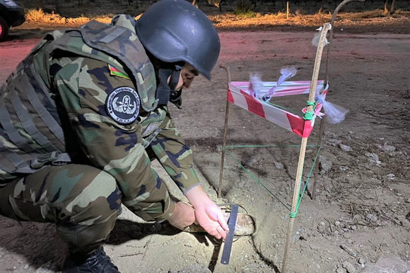 В Баку обнаружен артиллерийский снаряд - ФОТО