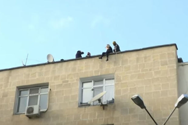 В Баку сразу несколько человек пытались покончить жизнь самоубийством - ВИДЕО