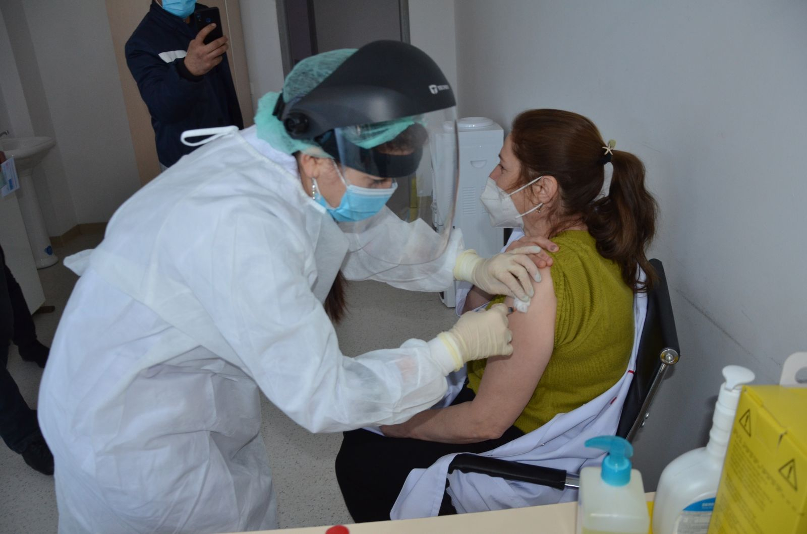 Азербайджанский врач рассказал об опасности тяжелого течения COVID-19 после введения второй дозы вакцины