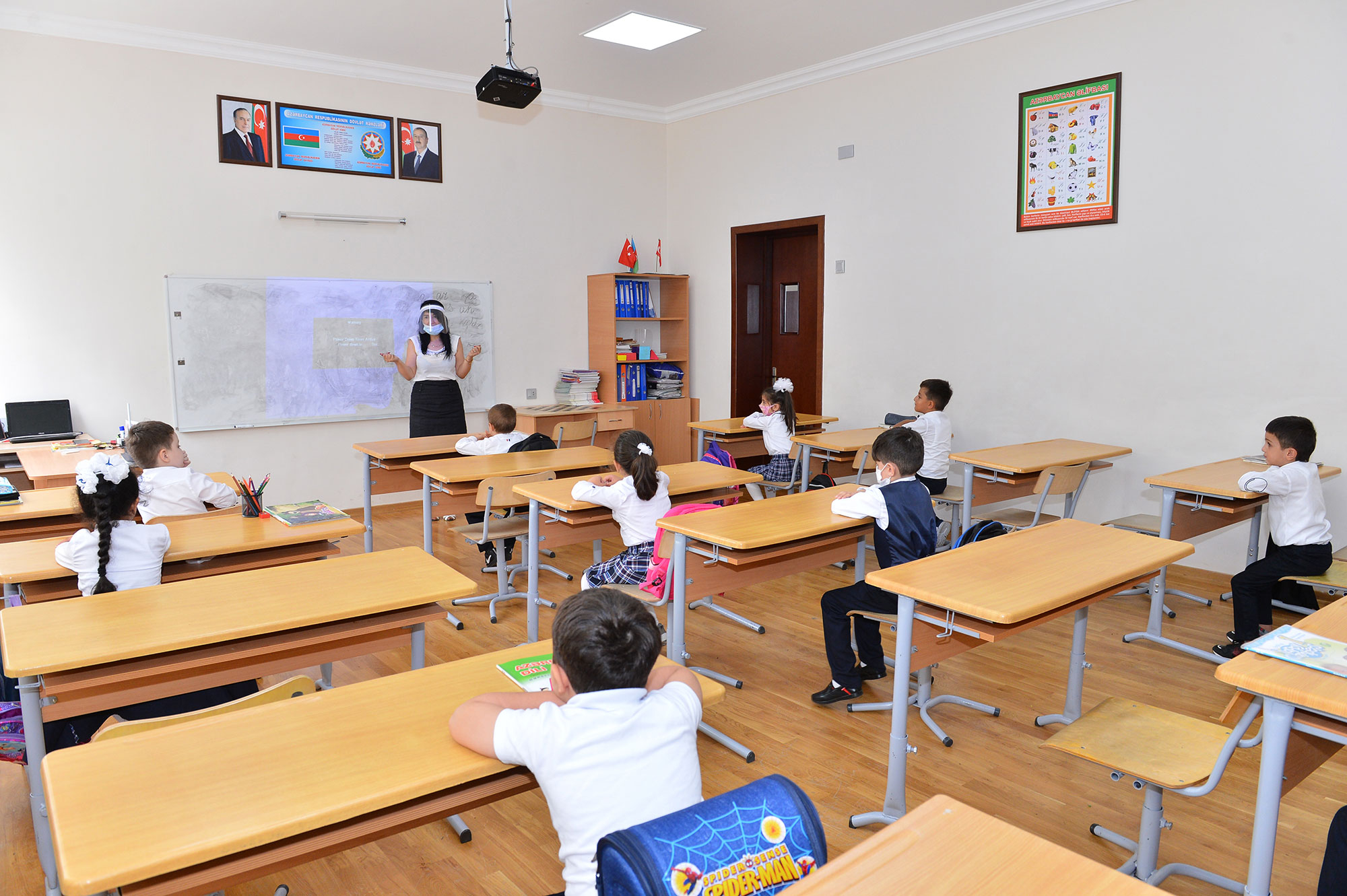 В Баку несколько школ перешли на 6-дневный учебный график