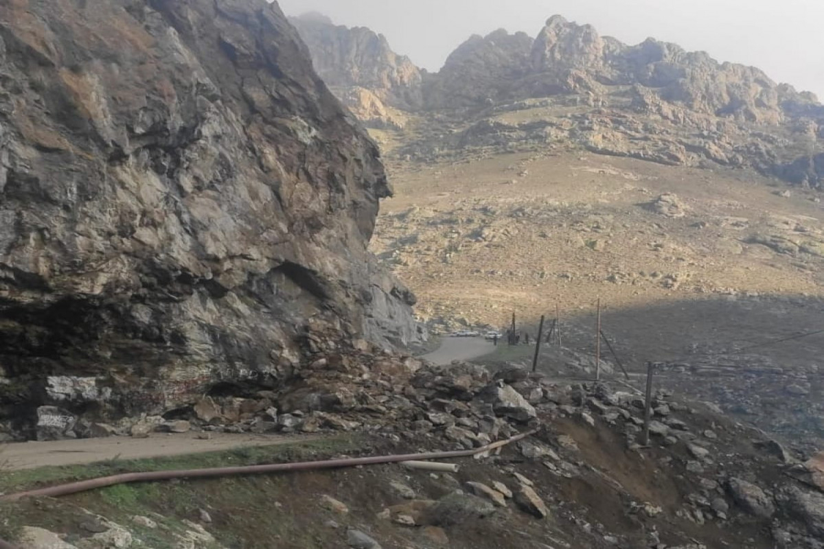 В Азербайджане обрушилась часть скалы, перекрыта дорога