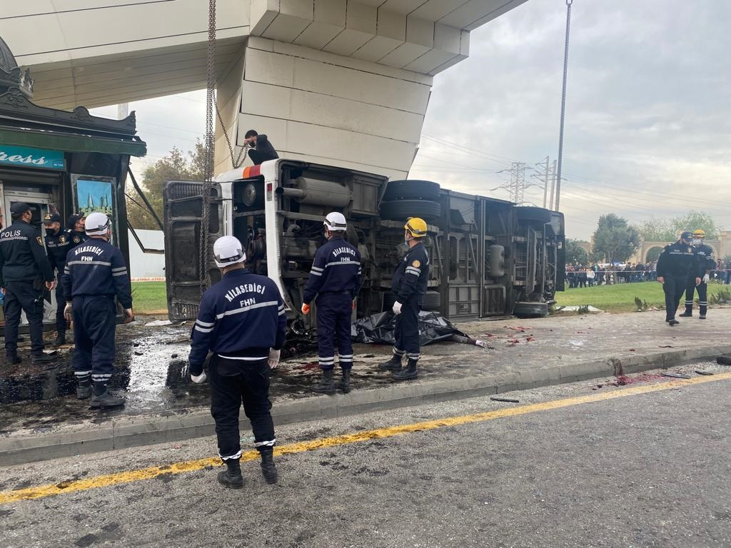 В Баку грузовик столкнулся с автобусом: погибли пять человек, 21 пострадал - ОБНОВЛЕНО - ВИДЕО
