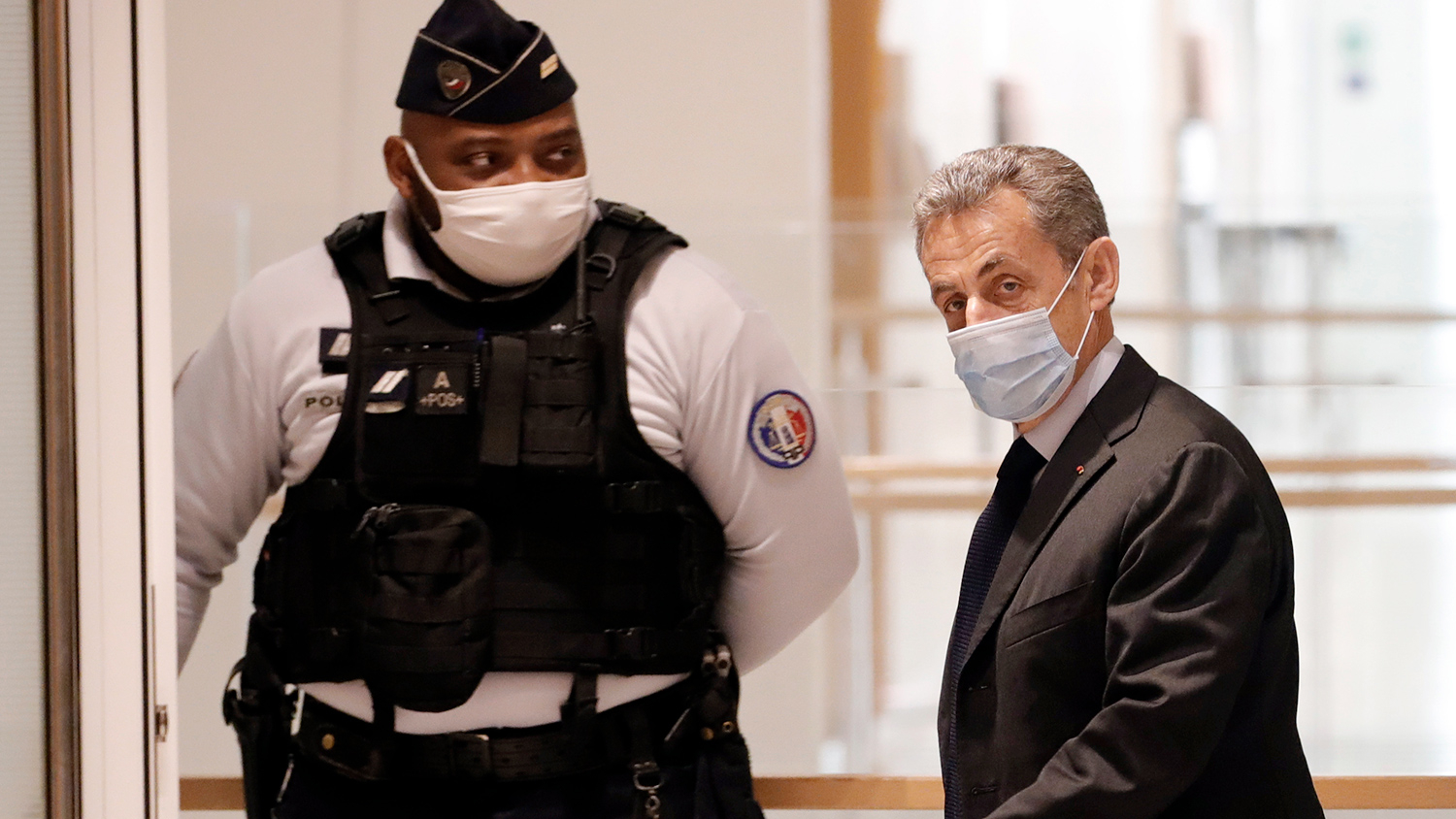 Саркози насильно доставят в суд