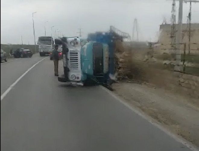 В Баку перевернулся грузовик - ВИДЕО