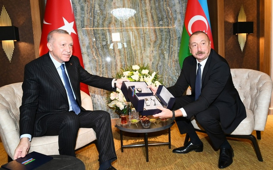 Эрдоган подарил Ильхаму Алиеву часы с изображением цветка Харыбюльбюль