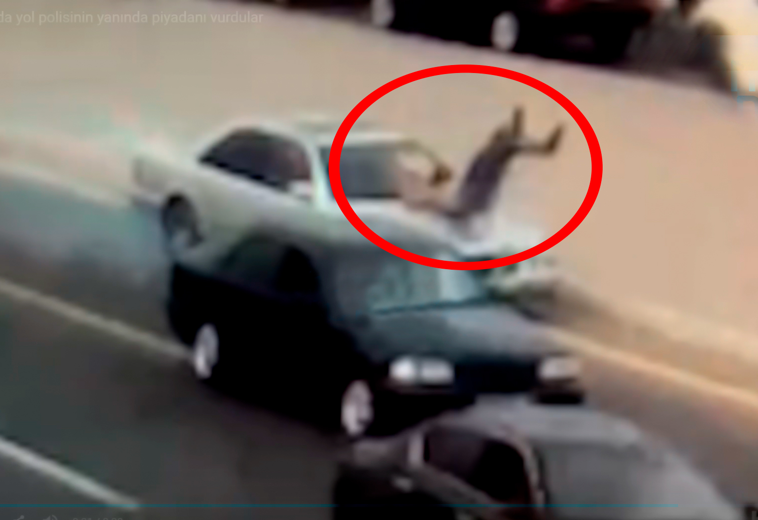 В Баку водитель на глазах у сотрудников дорожной полиции сбил пешехода - ВИДЕО