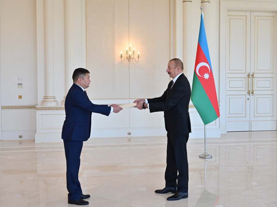 Ильхам Алиев принял верительные грамоты новоназначенного посла Кыргызстана - ФОТО