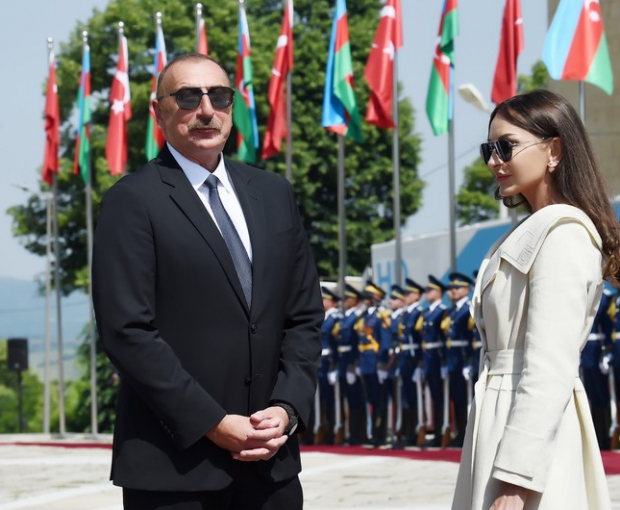 Милли Меджлис поздравил президента Ильхама Алиева и Мехрибан Алиеву