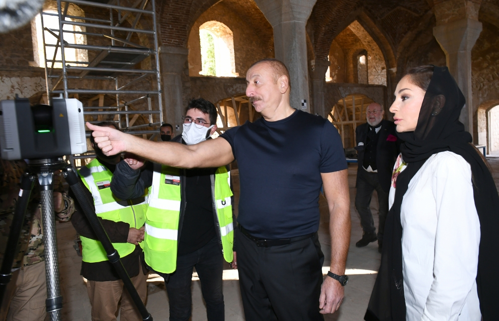 Ильхам Алиев и Мехрибан Алиева ознакомились с реставрационными работами в мечетях в Шуше - ФОТО