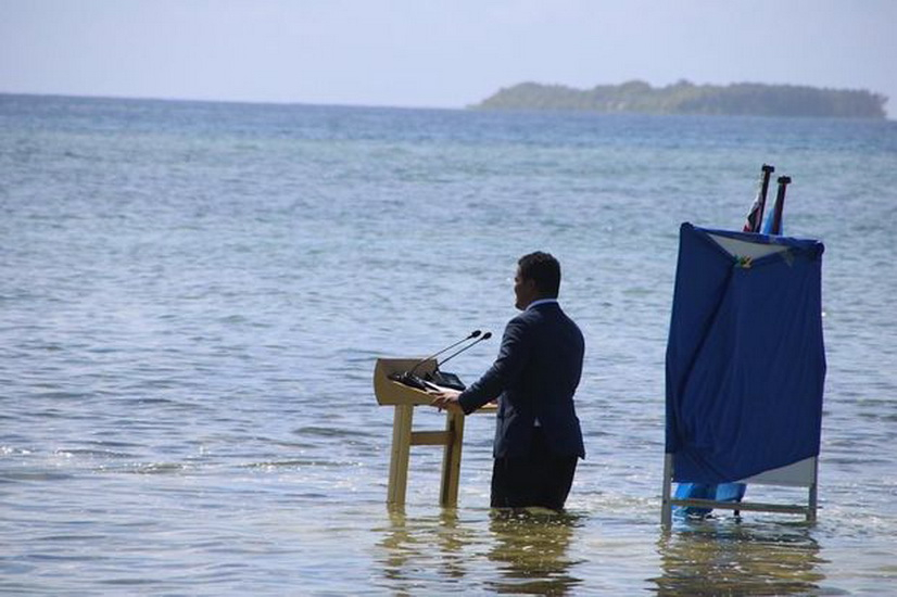 Министр тонущего государства обратился к миру по колено в воде