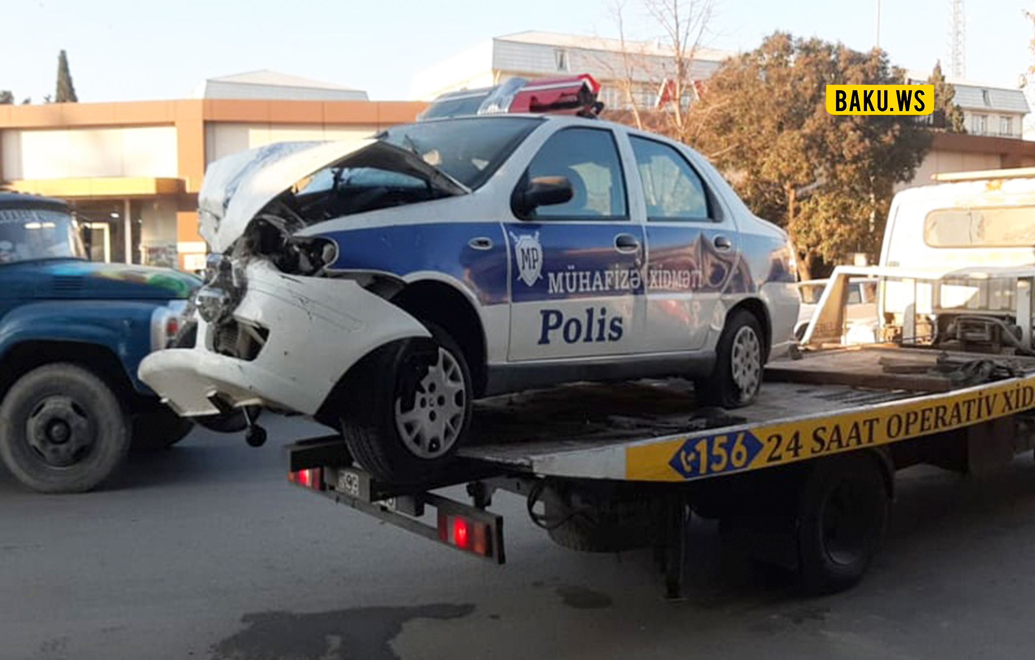 В Азербайджане полицейский автомобиль врезался в магазин, есть погибший