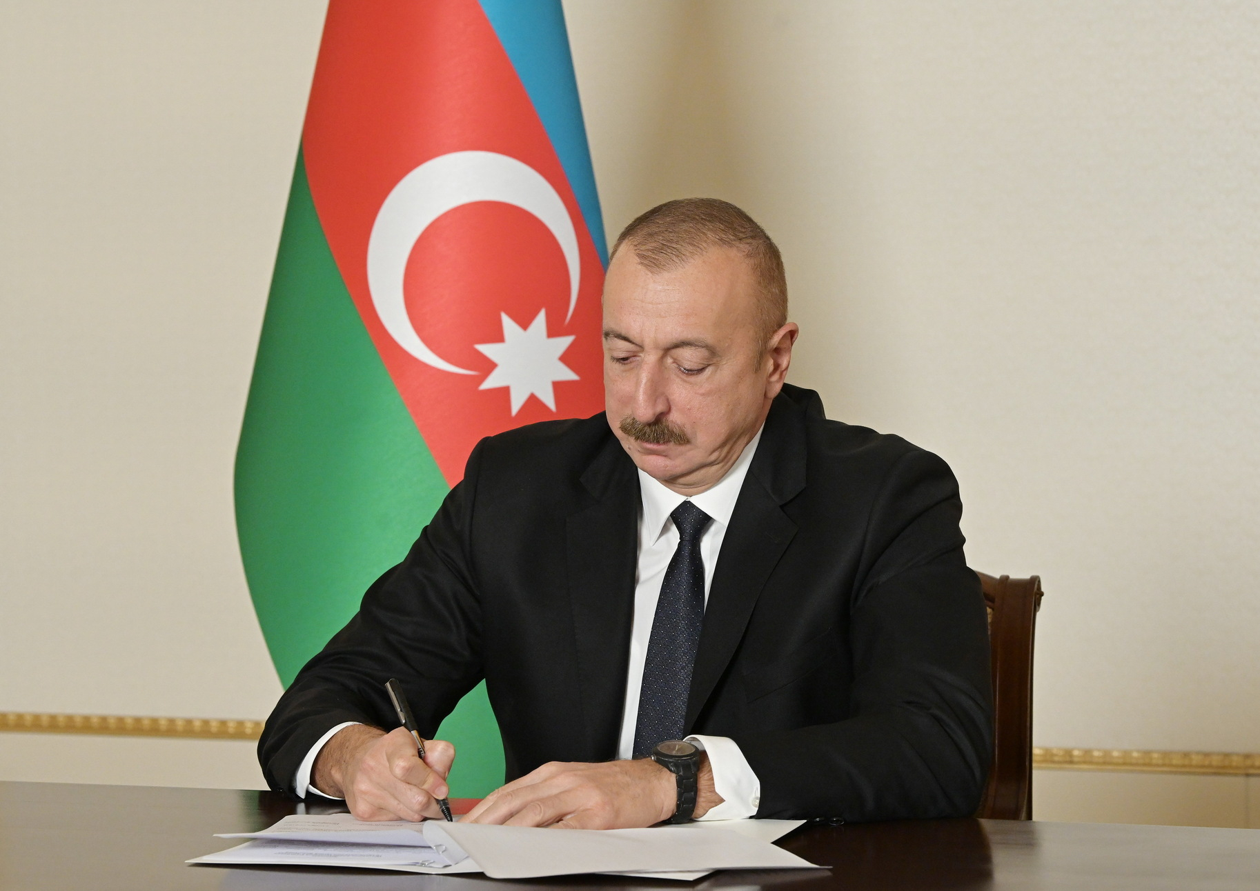 Ильхам Алиев наградил Мусу Гулиева орденом "Шохрат"