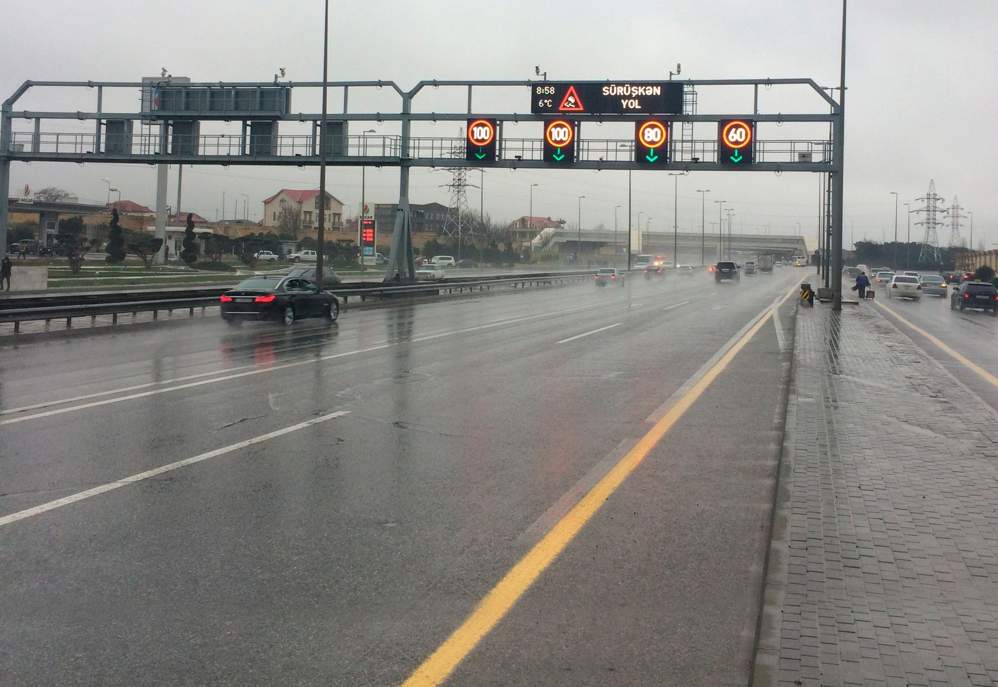 На основных магистралях Баку снижена максимальная скорость движения