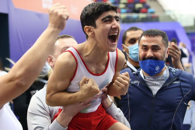 Азербайджанский гимнаст завоевал золото на Всемирных соревнований - ВИДЕО