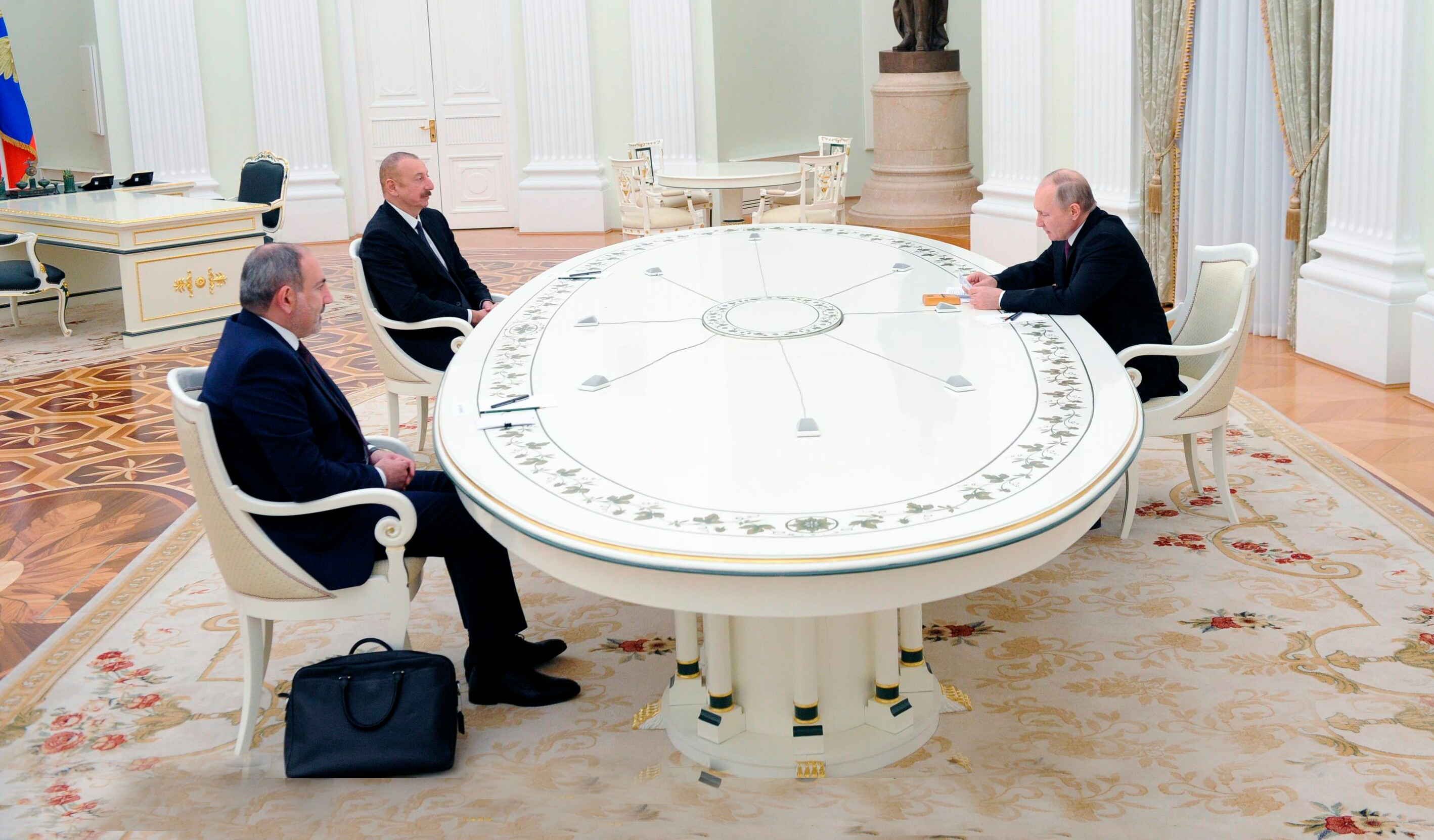 В Сочи прошла трехсторонняя встреча лидеров Азербайджана, России и Армении - ВИДЕО