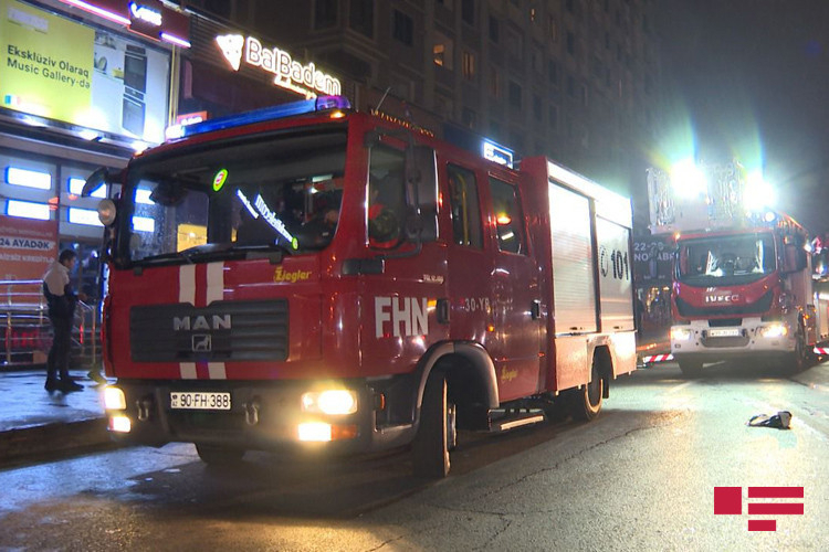 В известном магазине в Баку вспыхнул пожар - ВИДЕО