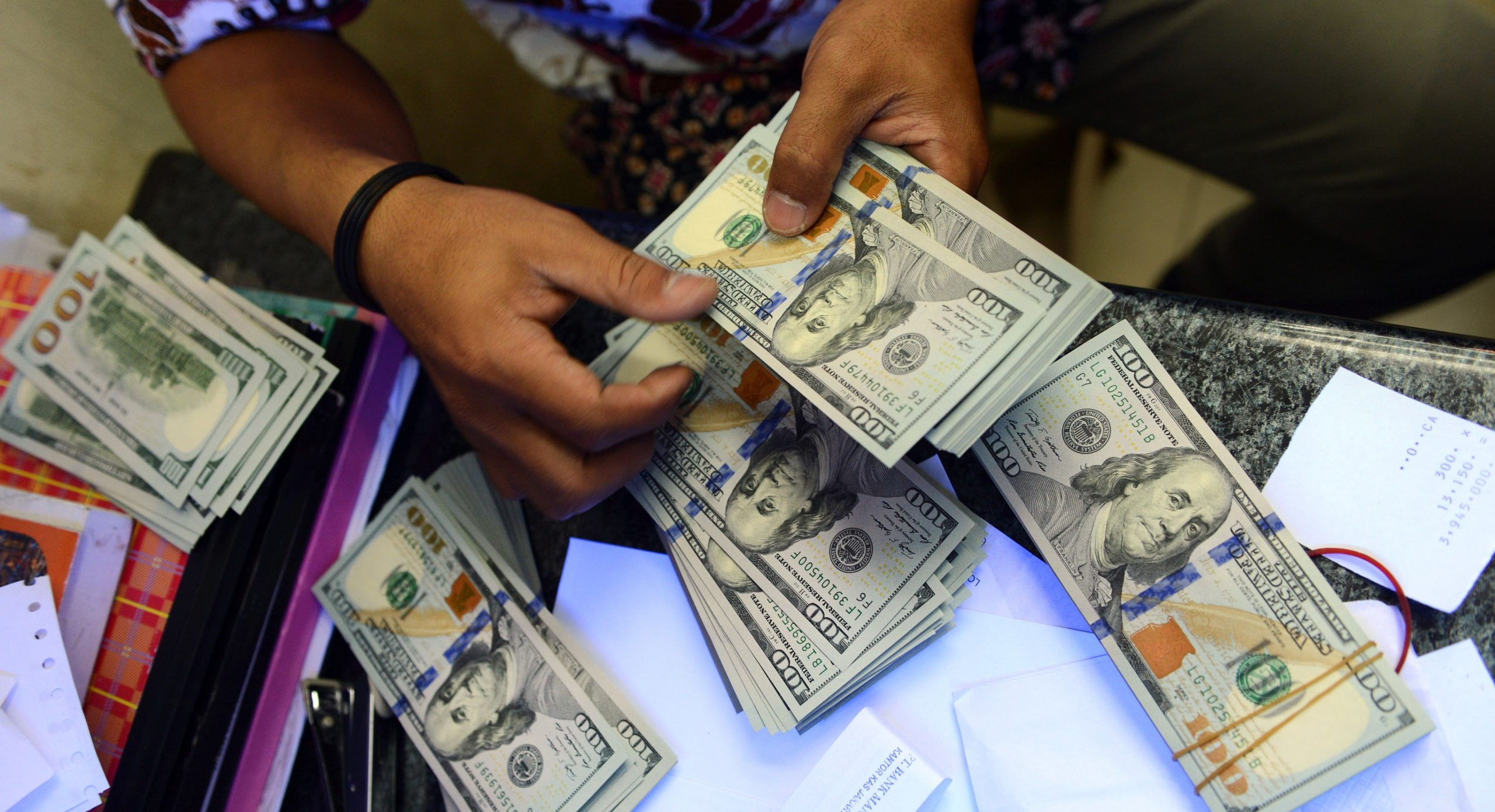Обесценится ли манат по отношению к доллару в новом году?