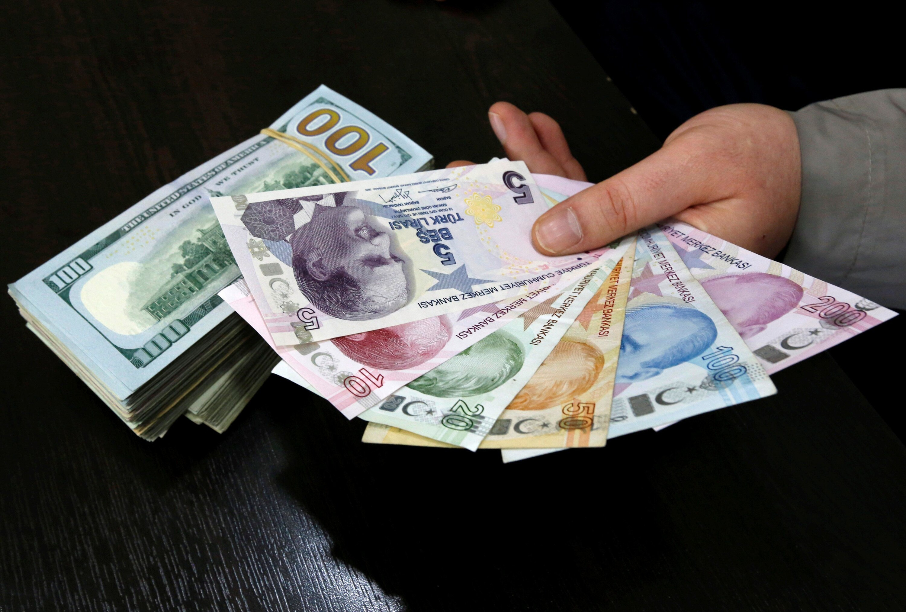 Турецкая лира вновь рекордно обвалилась