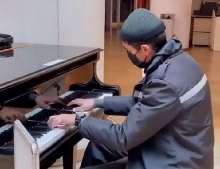 Поразивший сеть прекрасной игрой на пианино охранник поведал о нелегкой жизни