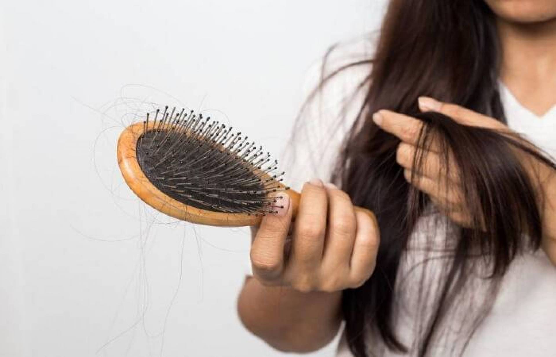 Реабилитолог рассказал, как остановить выпадение волос после COVID-19