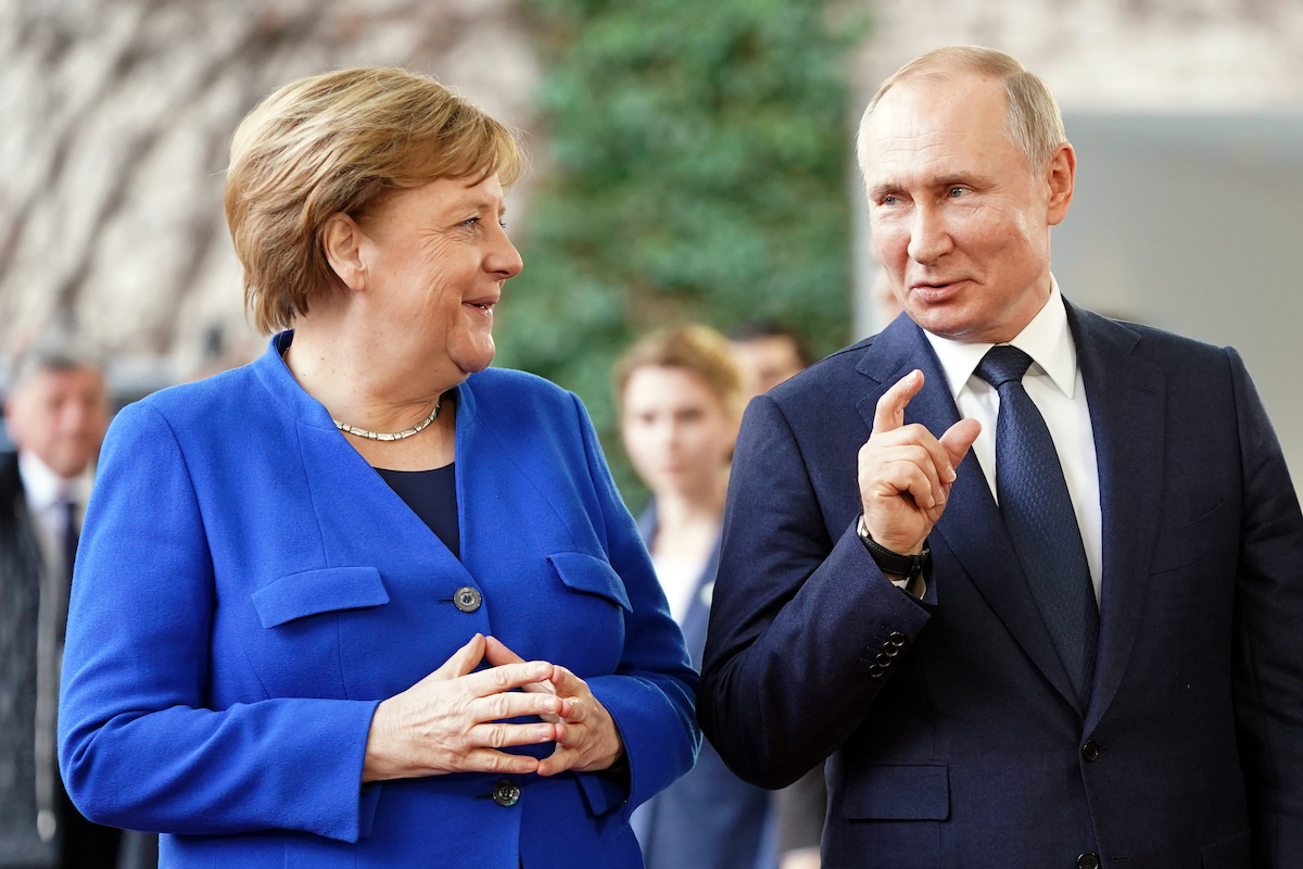 Путин обратился к Меркель на "ты"