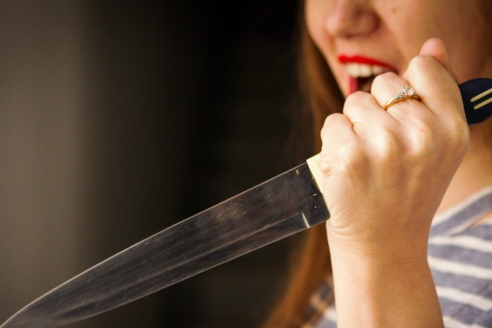 В Хачмазе женщина ударила ножом соседа