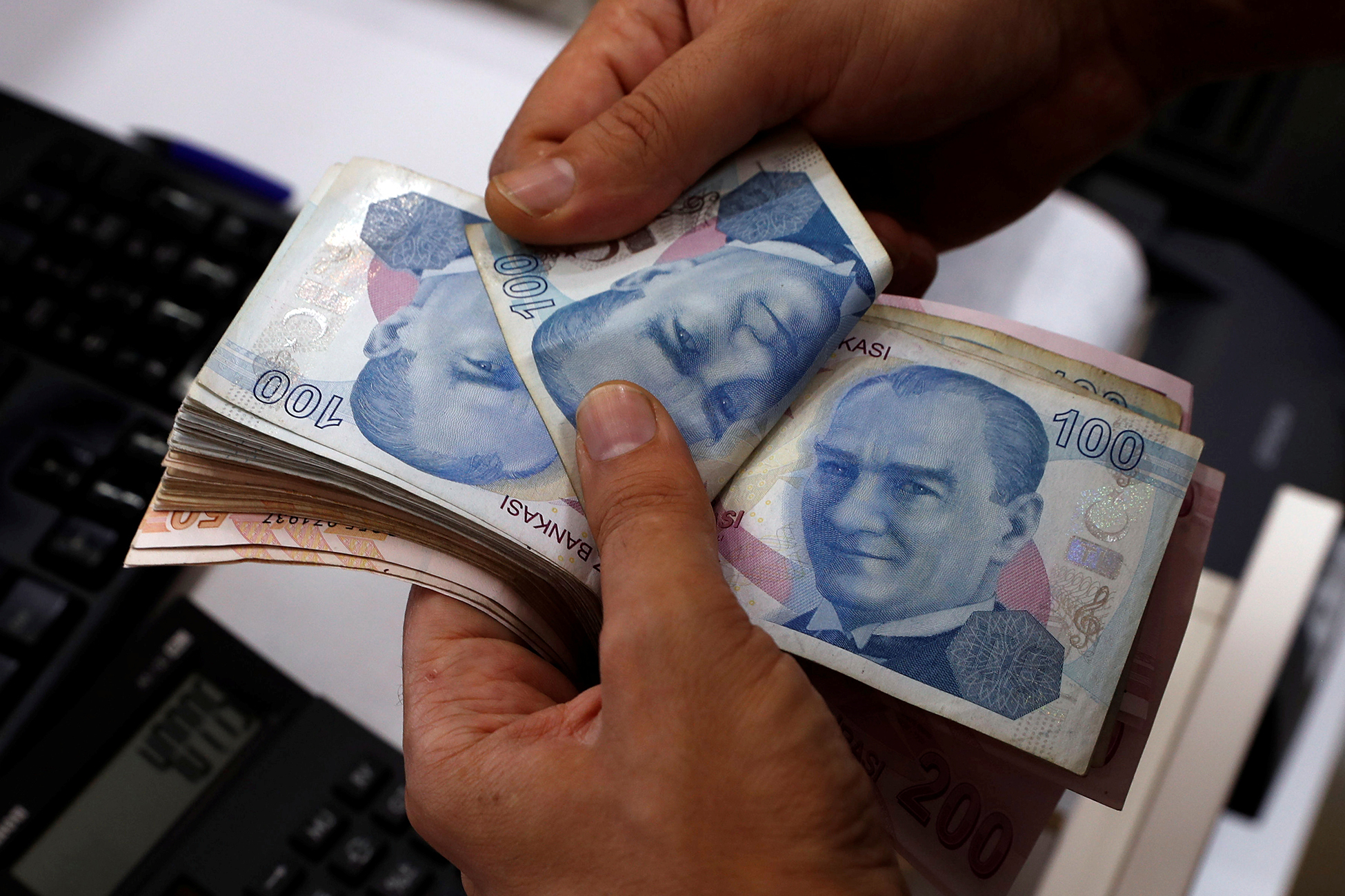 Турецкая лира продолжает рекордно дешеветь