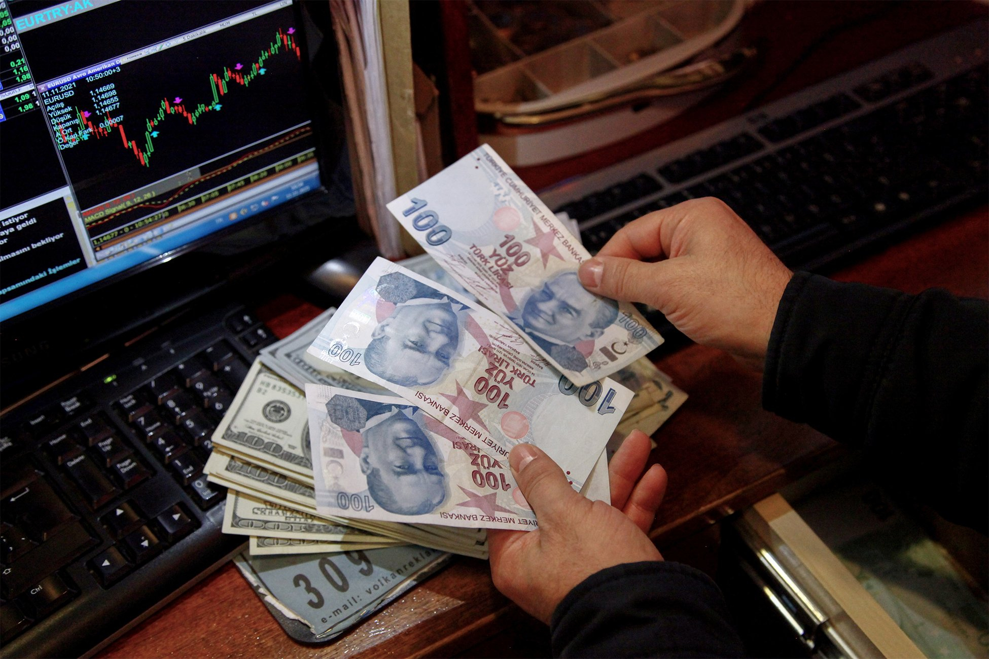 Турецкая лира продолжает рекордное падение
