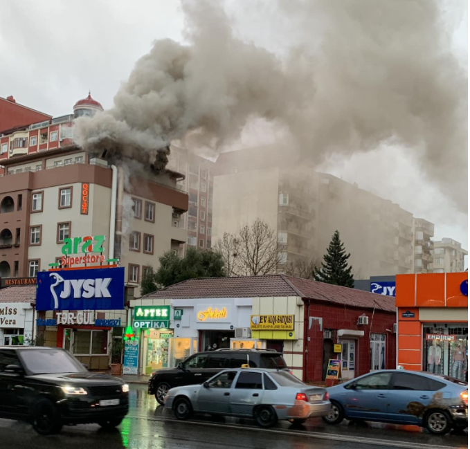 В Баку произошел пожар в известном ресторане