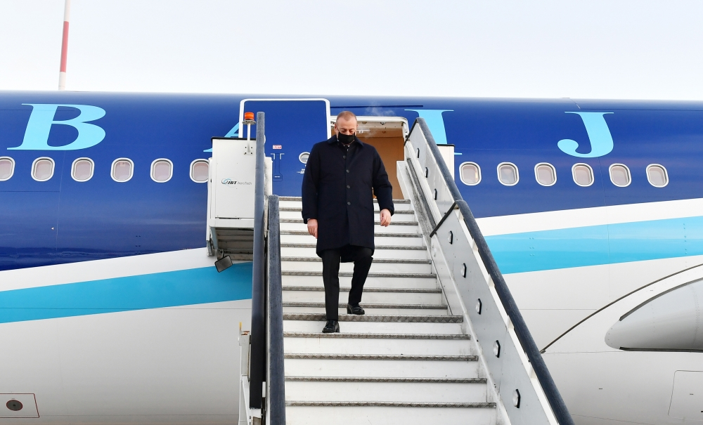 Президент Ильхам Алиев отбыл с визитом в Санкт-Петербург - ФОТО