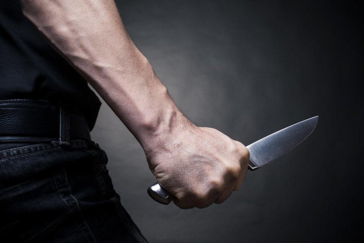 В Баку мужчина пытался пырнуть ножом знакомого, но поранился сам