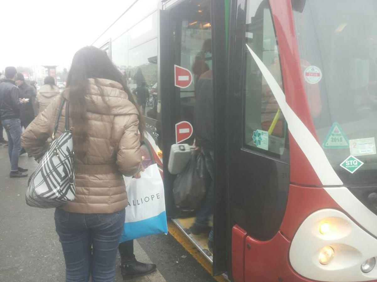В Баку столкнулись 3 автобуса, есть пострадавший - ВИДЕО