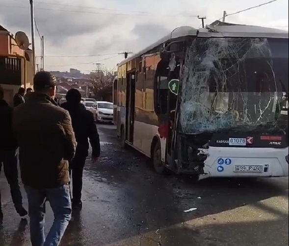 В Баку столкнулись два автобуса, есть пострадавшие - ВИДЕО