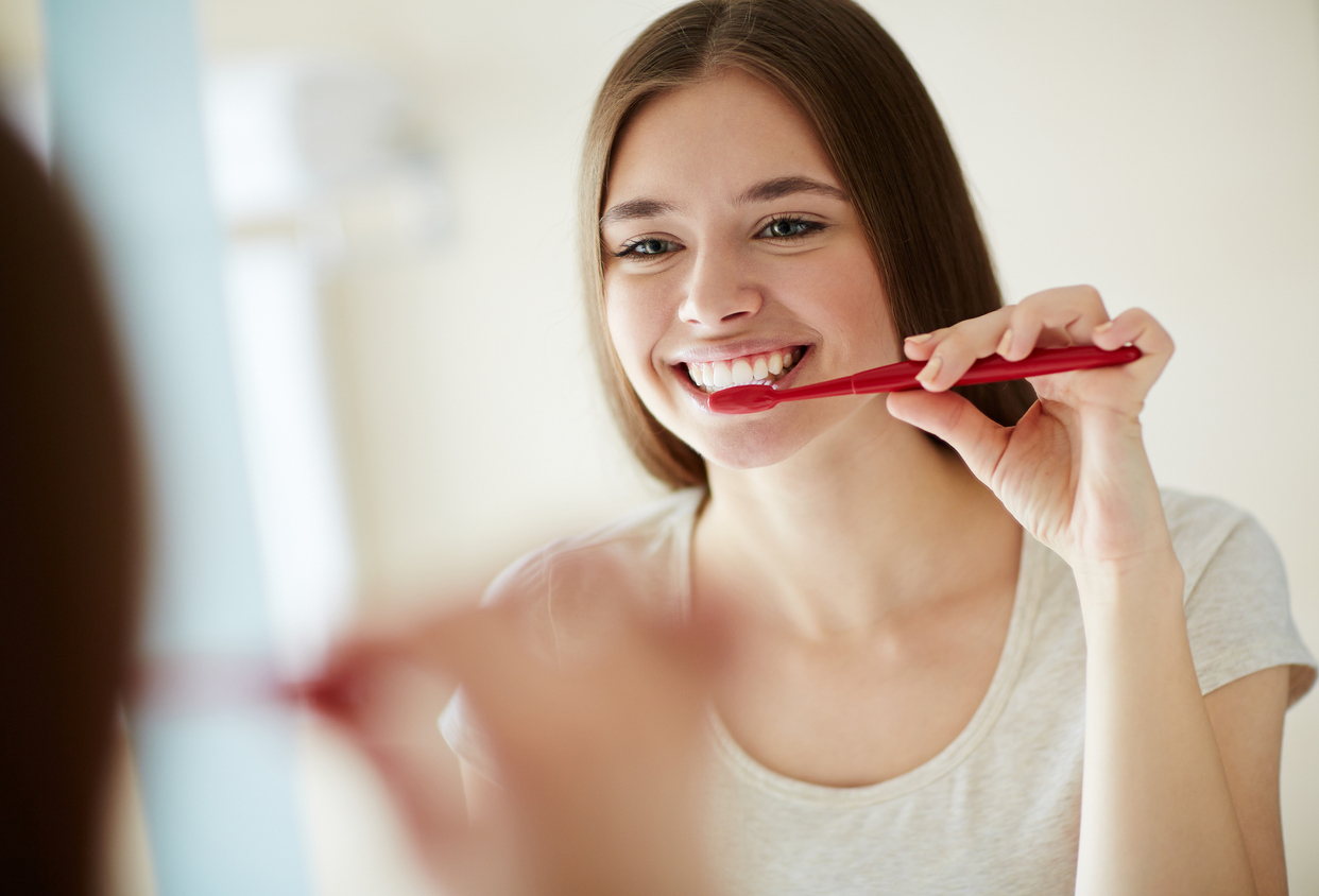 Когда лучше чистить зубы - до завтрака или после?