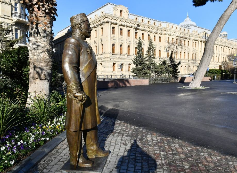 Установлены личности повредивших памятник Гаджи Зейналабдину Тагиеву - ФОТО