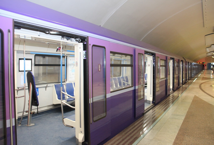 В бакинском метро возникла техническая неисправность в поезде