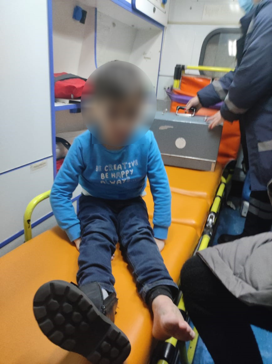 В Баку 6-летний ребенок сломал ногу, застряв в эскалаторе в ТЦ