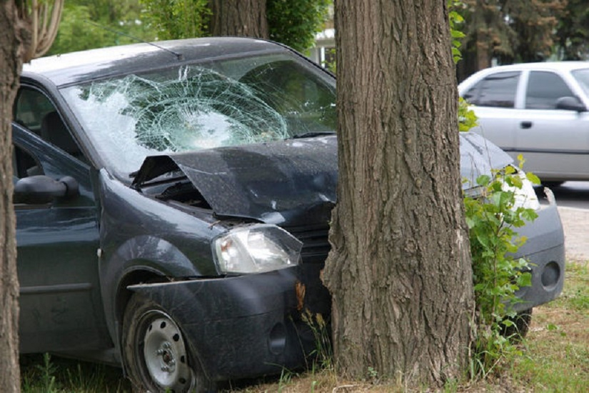 На трассе Хачмаз - Губа автомобиль врезался в дерево, есть пострадавшие