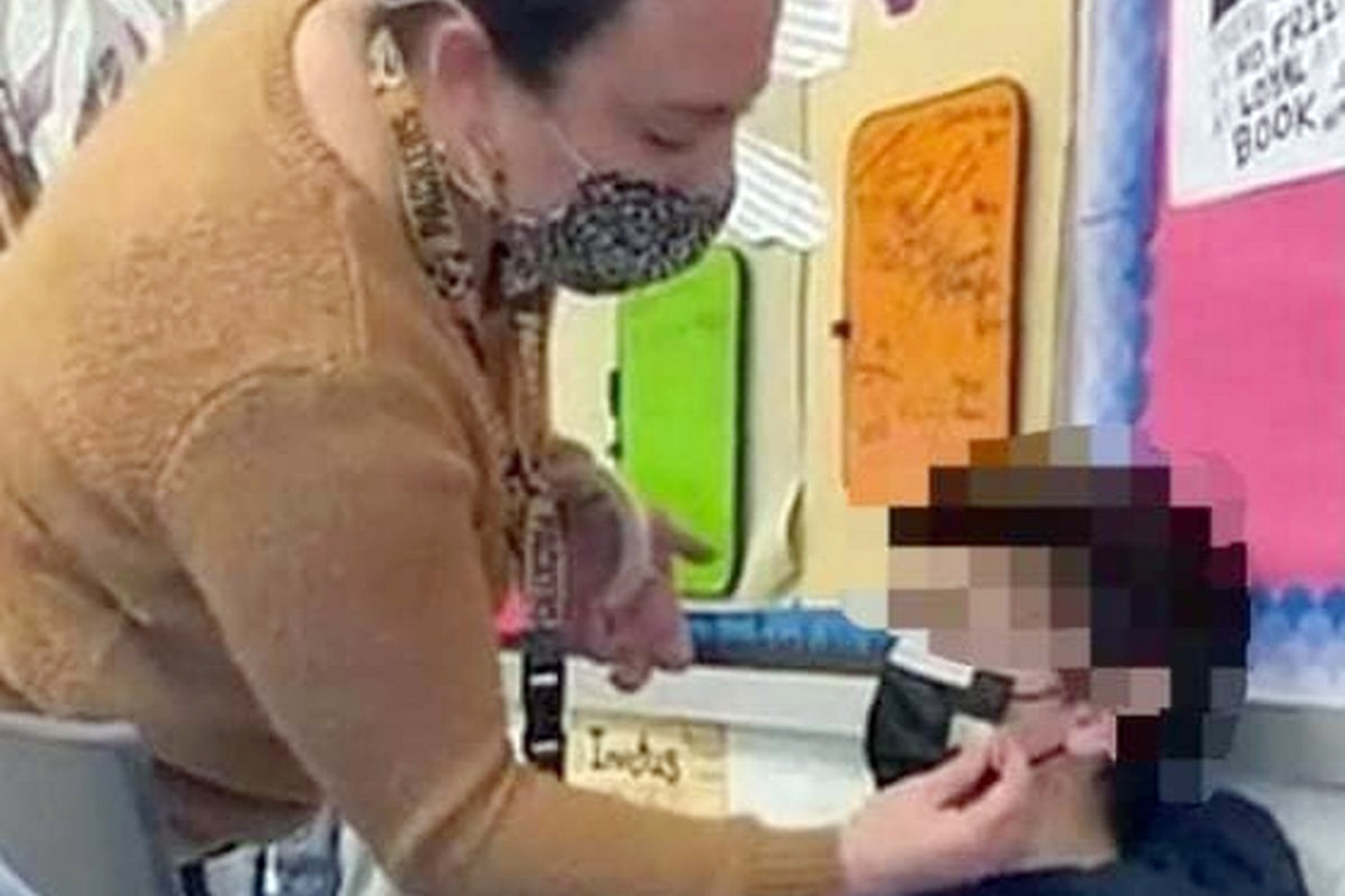 В США учительница скотчем приклеила медицинскую маску к лицу ученика