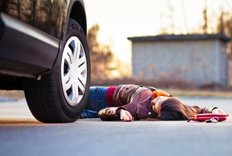В Баку автомобиль сбил мать с двумя детьми, один ребенок погиб
