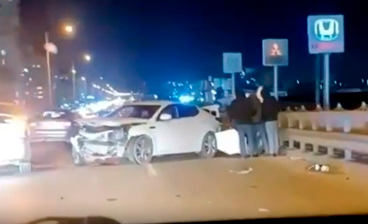 Тяжелое ДТП на дороге Баку-Сумгайыт: легковушка врезалась в разделительное ограждение