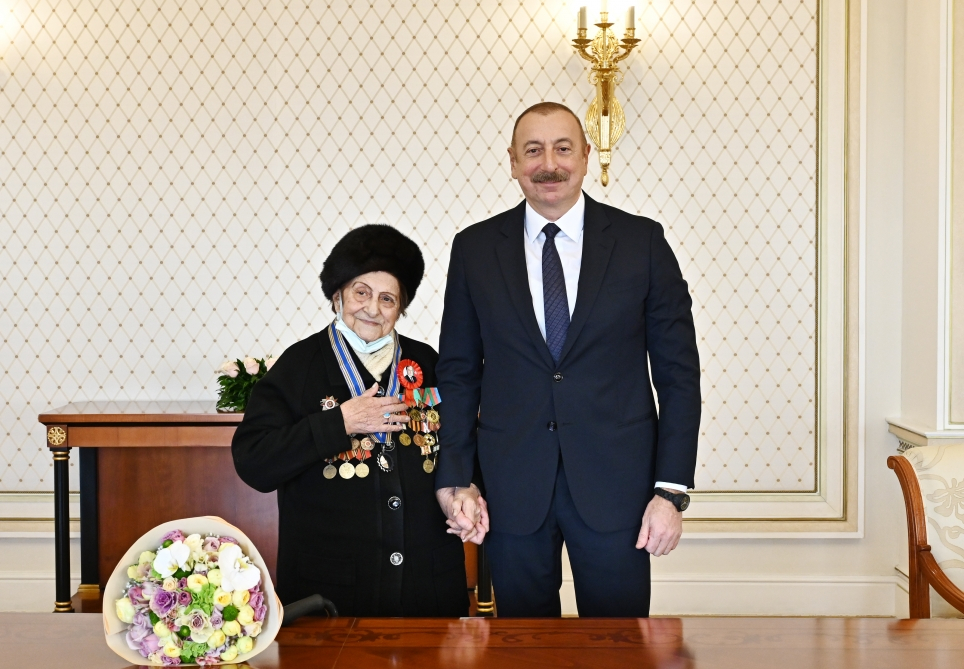 Ильхам Алиев вручил Фатме Саттаровой орден "Истиглал" - ВИДЕО