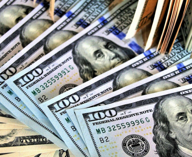 В Азербайджане банки подняли стоимость покупки доллара