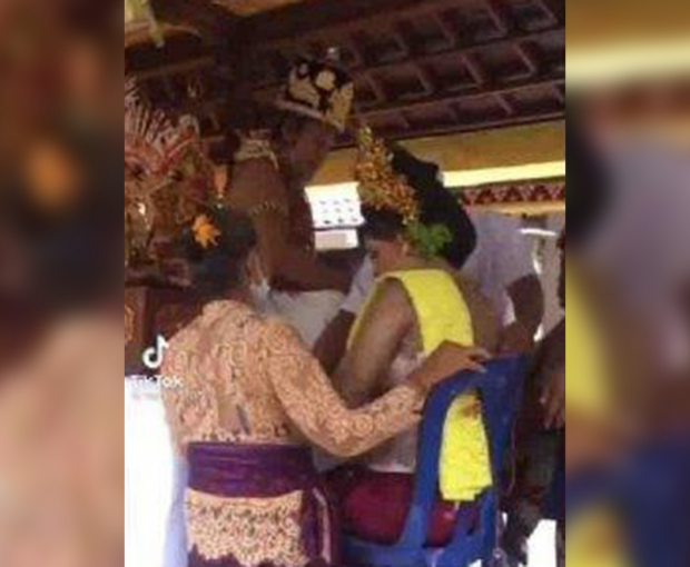 Женщина на Бали вышла замуж за кинжал