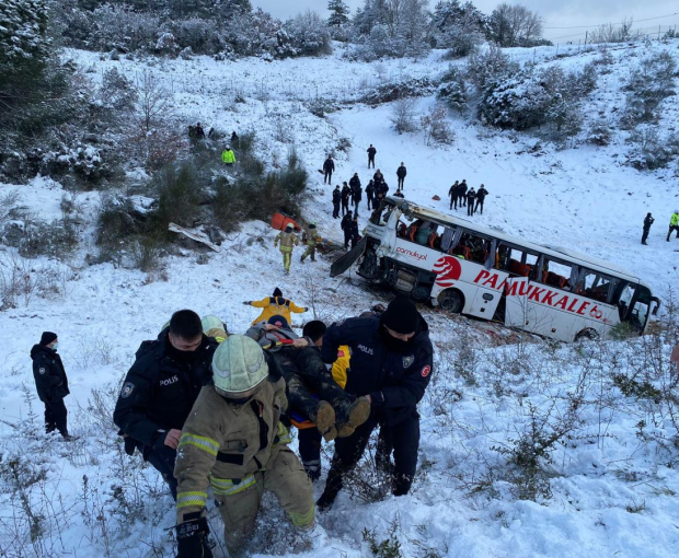 В Стамбуле автобус сорвался в пропасть, есть погибшие - ФОТО