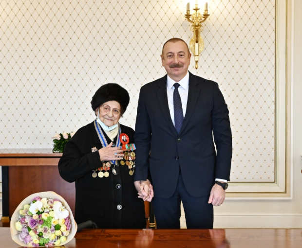 Ильхам Алиев вручил Фатме Саттаровой орден "Истиглал" - ФОТО