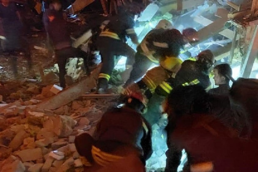 Ракетный удар по Житомиру: под завалами домов находятся люди - ВИДЕО