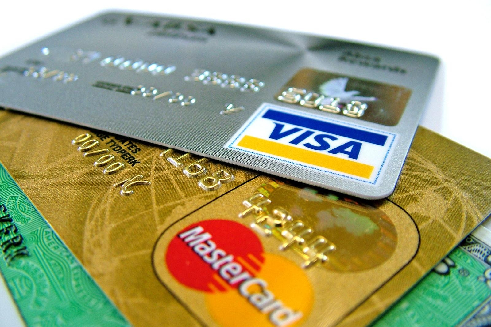 Mastercard и Visa приостанавливают деятельность в России