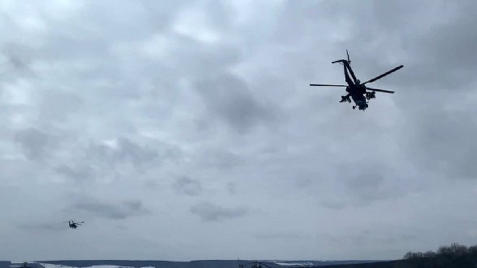 Российские военные уничтожили ангары с украинскими самолетами и вертолетами - ВИДЕО