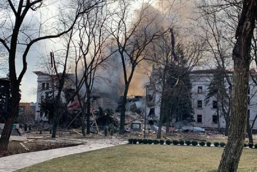 В Мариуполе войска РФ разбомбили Драмтеатр, где прятались сотни людей